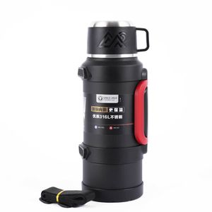 UNE GRANDE BOUTEILLE THERMOS EN ACIER INOYDABLE IDEALE POUR LE VOYAGE LE BURAU LES CAMPING AVEC UN BOUCHON FAISANT OFFICE DE TASSE