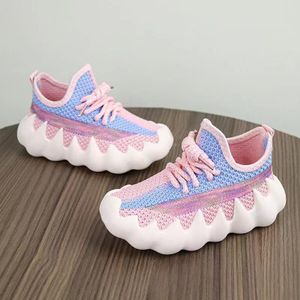 Chaussures en noix de coco pour filles, tiges en maille respirante et chaussures de sport à semelles souples antidérapantes pour garçons.