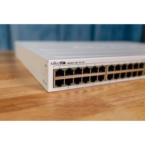 Mikrotic Commutateur Réseau Géré L3, 48x Ethernet Gigabit, PoE, 4x SFP+, 2x QSFP+