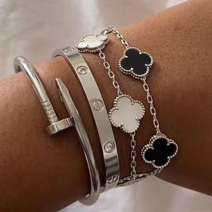 Mode Lot de 4 Bracelets Femme en Acier Inoxydable – Bracelet Clou, Bracelet Love et Bracelets Trèfle Noir & Blanc – Argent