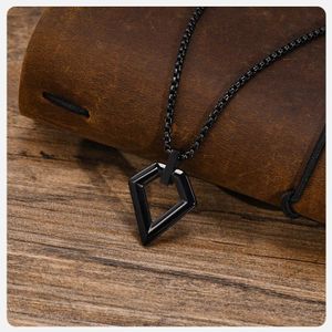 Fashion All Longue Chaine  Homme pendentif  triangle 60cm  , Noir idéal cadeau pour saint valentin,  anniversaire,  mariage 