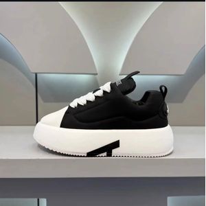 des baskets à plateforme compensée bicolores noir et blanc homme et femme