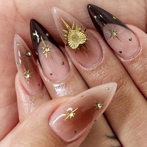 Faux ongles autocollants dégradé noir-or avec éclats d'étoiles, stiletto long cœur, ongles faux gothiques glamour pour fêtes