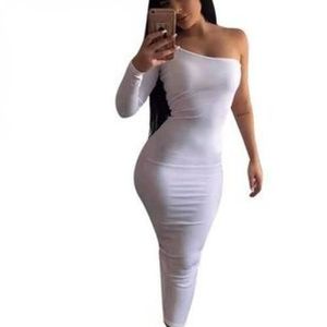 ROBE MOULANTE- BLANC