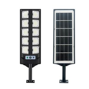 DEUX (2)Très puissante Lampe solaire avec   Panneau Solaire Intégré, Télécommande, capteurs de Lumière, Résistance À Eau  