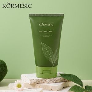 KORMESIC Nettoyant visage au thé vert pour lutter contre l'acné et réguler l'excès de sébum, nettoyant visage purifiant en profondeur à base de Camellia Sinensis et de panthénol, texture laiteuse rafraîchissante pour peaux grasses et sensibles, 100 g / 3,52 oz