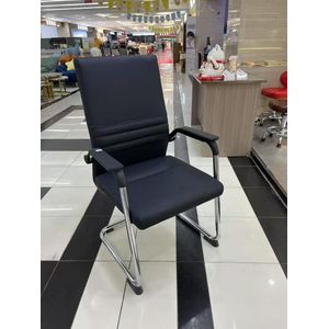 Chaise visiteur noire confortable