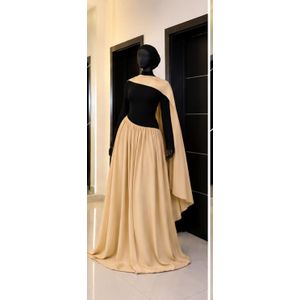 Mode Robe Longue Élégante Femme avec Cape – Design Moderne Bicolore