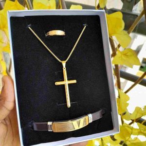 Box cadeau homme composé de chaîne Doré 60cm, bracelet et bague jésus En Acier Inoxydable pendentif croix de jesus, crucifix, bijoux religieux idéal cadeau pour saint valentin , anniversaire, mariage