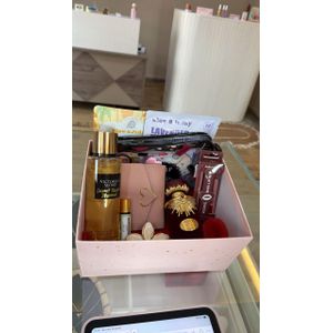 Coffret Saint Valentin Femme + 1 Eau de Parfum Sakeena Rouge 100ml + 1 Brume Victoria Secret + 1 Musc Oil + 1 Porte Monnaie Cœur + 1 Grande Barrette Cheveux Fleur + 2 Masques (1 visage + 1 pied) + 1 Trousse Maquillage + 1 Kit Lèvre 