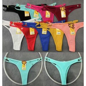 Lot de 04-strings sexy pour un look féminin et discret.