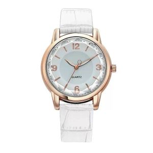 Montre Femme Quartz Or Rosé – Bracelet Cuir Blanc, Cadran Chiffres Arabes 3/6/9/12 & Entourage Strass. Modèle Élégant & Casual, Idéal Cadeau.