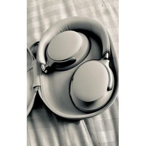 Casque Bluetooth Premium avec un étui de transport rigide - Blanc