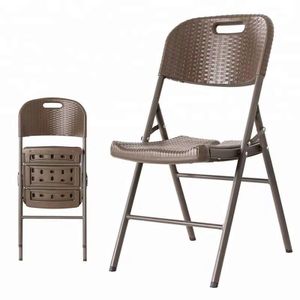chaise pliante au design imitation rotin/tressé, conçue pour un usage intérieur ou extérieur