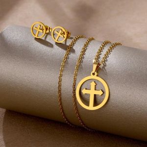  chaîne Homme  pendentif croix de jésus,  crucifix,bijoux religieux couleur Doré,  En Acier Inoxydable idéal cadeau de saint valentin , anniversaire, mariage 