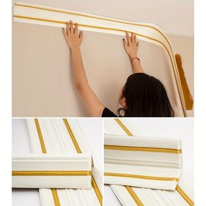 Blanc aux lignes dorées - Dimensions : 90,55" x 5,51" (par rouleau) - Frise murale autocollante et imperméable - Adaptée aux angles intérieurs et extérieurs, aux plafonds et à la décoration murale