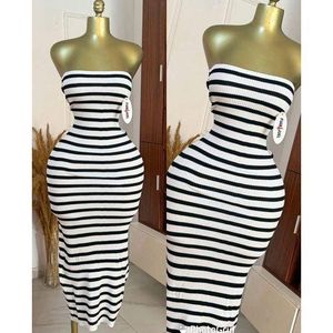 Robe Longue Bustier Côtelée à Rayures – Chic Minimaliste