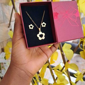 Chaîne femme fleur doré ensemble bijoux dame pendentif inox mode luxe amour cœur love coffret bijoux cadeau mariage cadeau d'anniversaire cadeau Noël Saint Valentin fête des mères cadeau pour femme boucle d'oreille bracelet femme pierre précieuse 