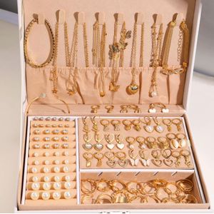 Ensemble de bijoux de 115 pièces : boucles d'oreilles, collier, bague et bracelet.