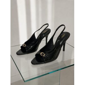 Sandales Femme à Talons Aiguilles Noires – Élégance Intemporelle – Bride Arrière et Détail Doré. Une paire de chaussures élégante peut transformer toute une tenue. L'élégance n'est pas une option, c'est une signature."