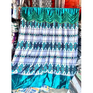 Ce rideau traditionnel d'Afrique de l'Ouest en polyester satiné se distingue par ses imprimés géométriques turquoise et sa cantonnière intégrée drapée en cascade.