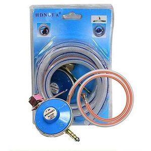 un kit complet comprenant un détendeur de gaz butane bleu et son tuyau de raccordement flexible.