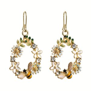 Une paire de boucles d'oreilles de guirlande de fleurs, boucles d'oreilles conçues de manière créative