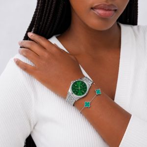 Casio Montre Femme  Acier Inoxydable Cadran Vert + Bracelet Trèfle Vert – Élégante – Résistante à l'Eau 50M – Cadeau Femme