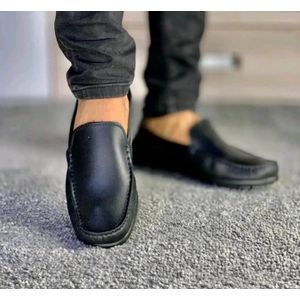 Paire de Mocassins Homme Noirs Élégants – Chaussures Classiques et Confortables en Cuir.