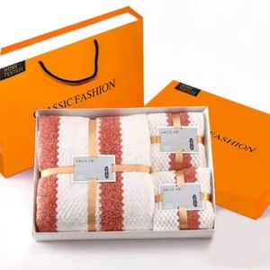Coffret Cadeau : Parure de 3 Serviettes en Velours Corail Premium, douces et absorbantes pour peaux sensibles 