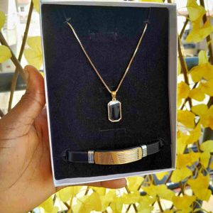 3D Fashion Box cadeau homme composé de chaîne pendentif carré rectangulaire et bracelet  Doré  45cm En Acier Inoxydable idéal cadeau pour saint  valentin , anniversaire, mariage 