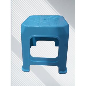 Tabourets d’enfant en plastique bleues 
