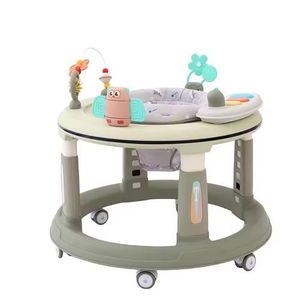 Marche bébé avec une boîte musicale