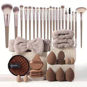 TodyJeyHo Ensemble de 40 pinceaux de maquillage marron, kit de maquillage professionnel avec accessoires de maquillage pour le visage, lot de pinceaux de maquillage pour le fond de teint, les yeux et le visage.