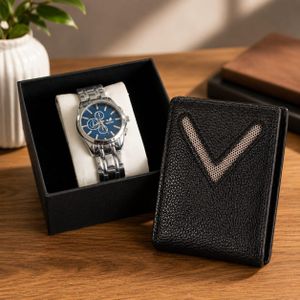 Coffret cadeau : montre élégante et un portefeuille en cuir texturé.