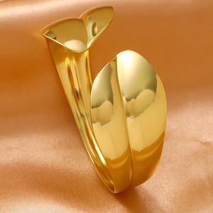 Bracelet ajouré en forme de feuille