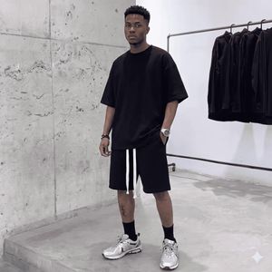 Ensemble décontracté deux pièces pour homme – T-shirt ample et short en maille gaufrée – Ensemble de sport d'été respirant (avec cordon de serrage à pompons) – Noir