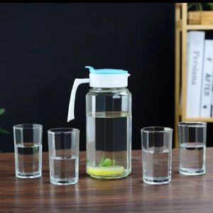 Ensemble carafe avec couvercle hermétique et 4 verres en verre transparent.
