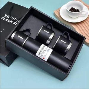 Coffret cadeau pour couple comprenant une bouteille isotherme en acier inoxydable de 500 ml et une tasse.