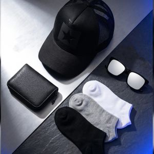 Ensemble 4-en-1 Essentiels pour Hommes – Casquette Baseball Maille Étoile, Portefeuille Porte-Cartes à Fermeture Éclair, Lunettes Miroir Monture Noire, 6 Paires de Chaussettes Invisibles