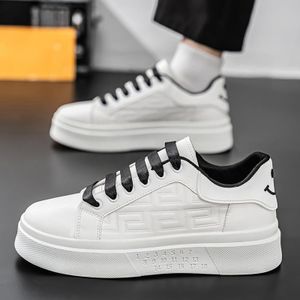 TOUPHY Baskets blanches homme en simili-cuir à motif gaufré, chaussures de skate décontractées avec semelle épaisse antidérapante