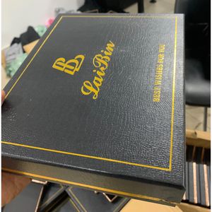 Coffret Cadeau "Élégance Classique" pour Homme – Montre, Portefeuille, Ceinture & Porte-clés