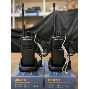 Ensemble de 2 talkies-walkies Motorola GP3688 avec oreillettes et chargeurs.