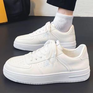 Chausures blanches pour hommes et femmes pour les couples. Styliste, étudiant-amiable, style coréen, tendance, polyvalent, épaisse à semelle, sportif, casual, et des baskets élégants. 