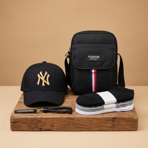 Ensemble 4-en-1 pour Hommes – Casquette de Baseball Brodée, Sac Banane Crossbody, 6 Paires de Chaussettes, Porte-Clés Anti-Perte