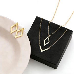 Ensemble de Bijoux 3 Pièces à Design Géométrique – 1 Paire de Boucles d’Oreilles + 2 Colliers