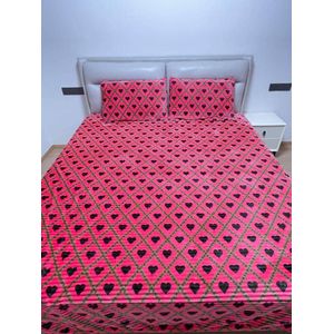  couvre-lit en tissu pelucheux ou velours épais orné de motifs géométriques et de cœurs noirs sur un fond rose
