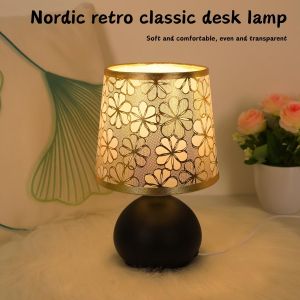 Lampe de table en tissu de style rétro nordique moderne, avec un motif floral, base en métal, abat-jour en tissu, et câble USB - une lampe de table à lumière chaude confortable avec contrôle à interrupteur.