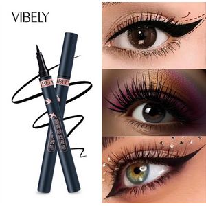 VIBELY L'eyeliner liquide indispensable pour les débutantes : longue tenue, waterproof et sans bavure.