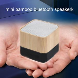une enceinte Bluetooth portable en bambou avec lumières LED clignotantes